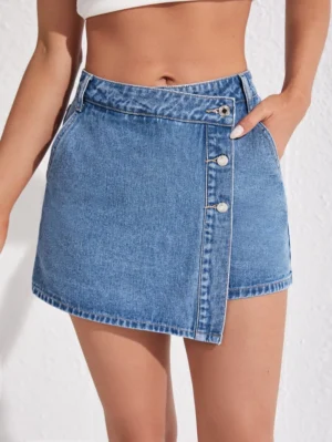 Jupe-short en jean taille haute boutonnée sur le devant