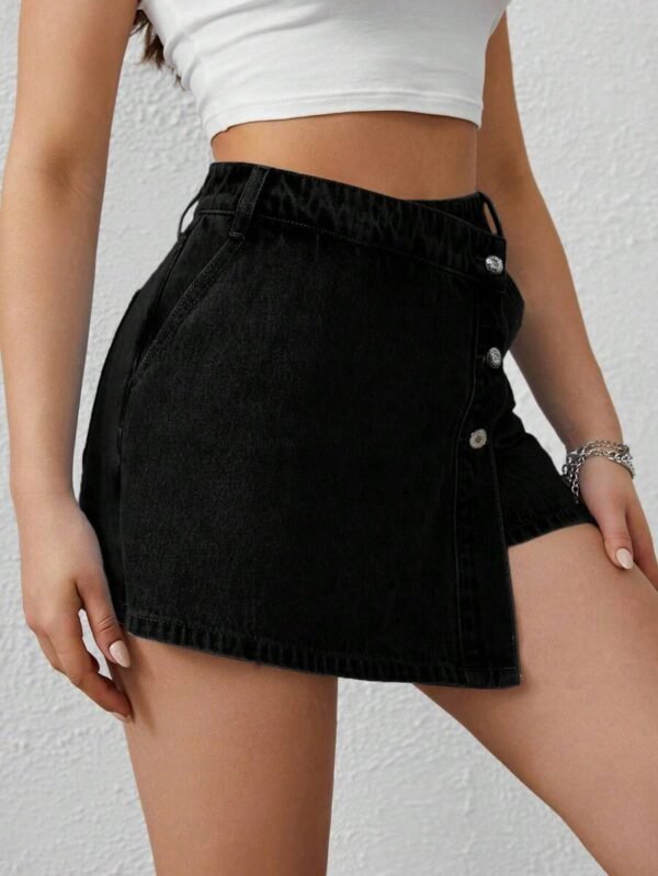 Jupe-short en jean taille haute boutonnée sur le devant – Image 2