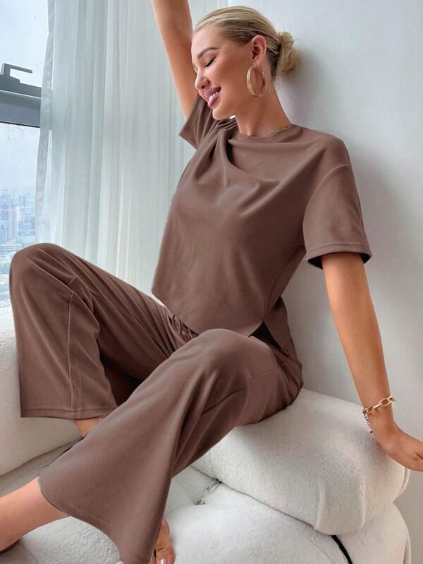 Ensemble de détente avec haut à ourlet fendu et pantalon à nouer à la taille